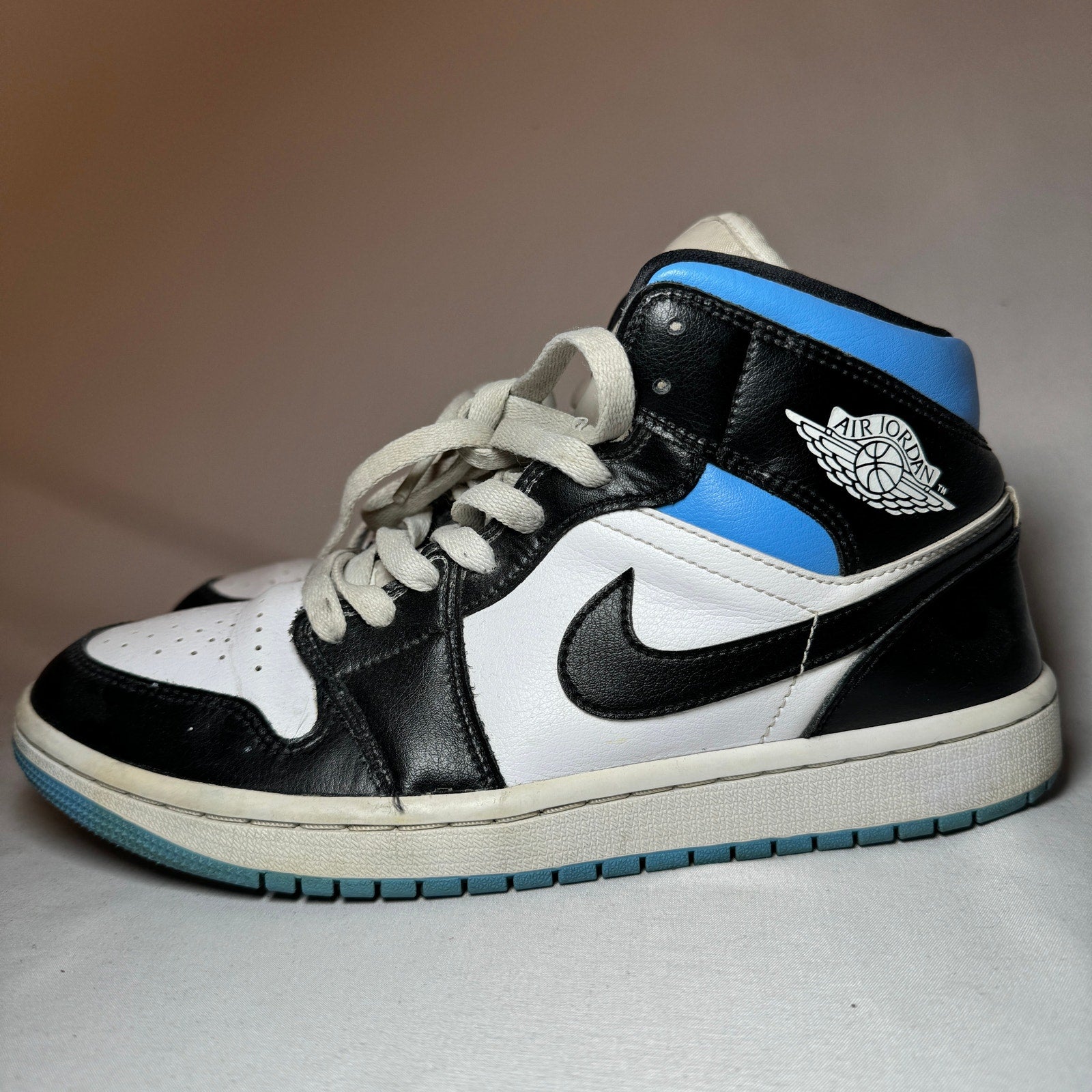 Air Jordan 1 Mid University Blue Women's Shoes - Size 9